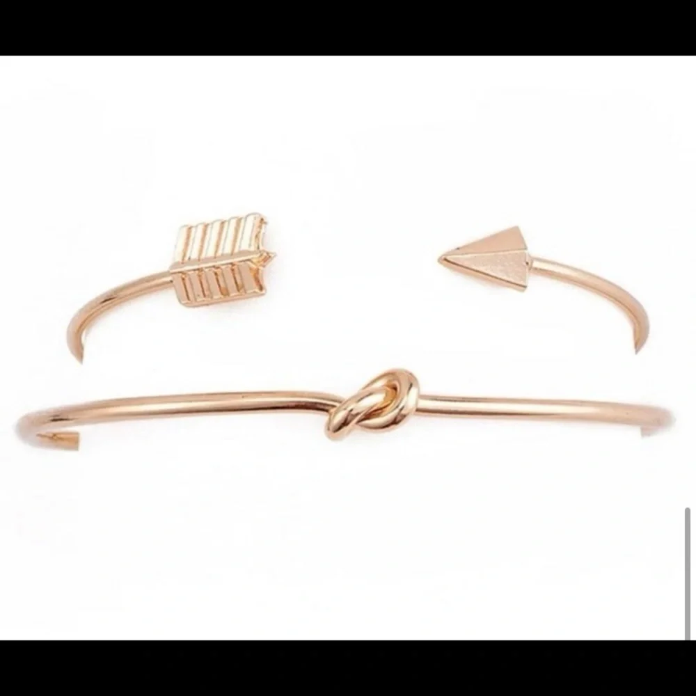 LAST ONE: Gold knot and arrow bangle cuff bracelet - Picture 6 of 6